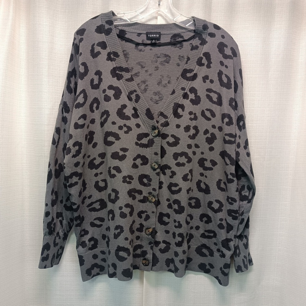 Torrid Grey Leopard Print V-Neck Button Front Cardigan Sweater Size 0/L Casual